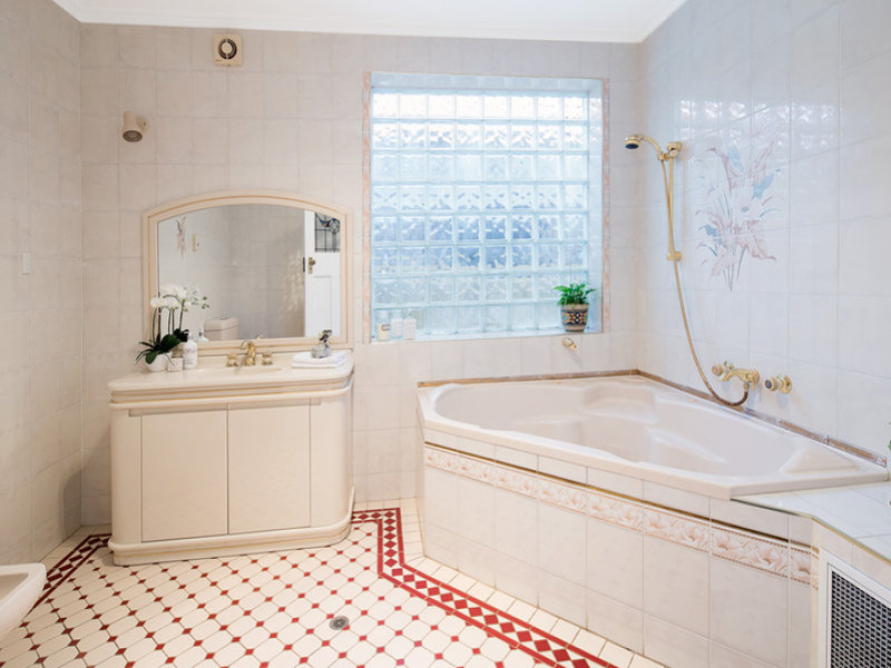 Home Buyer in Bourke Queens Park, Sydney - Bathtub