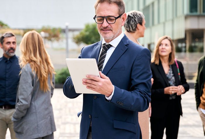 Bidding-at-Auction-from-a-Sydney-Buyers-Agent Buyers Agent at an auction in Sydney