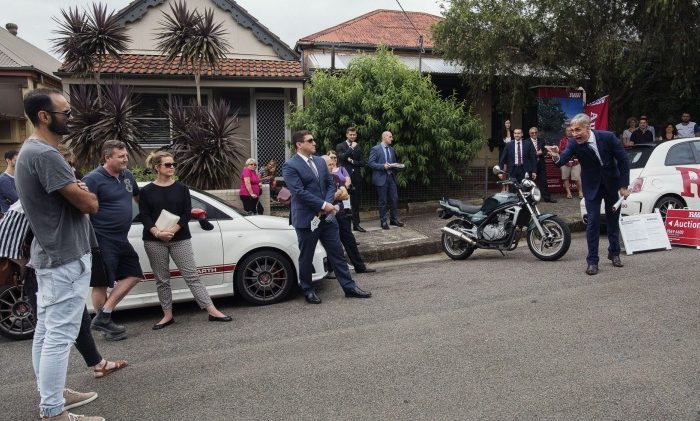 photo-auction Auction Buyers Agent in Sydney